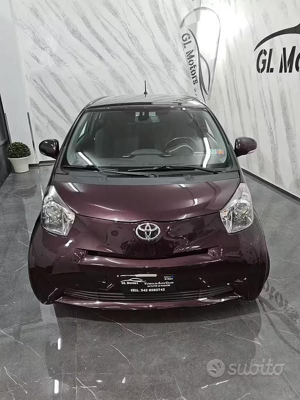 Usata Toyota iQ Sol 67 CV (49 kW) 2010 Rosso Utilitaria