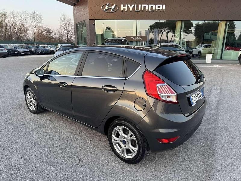 Usata Ford Fiesta Titanium 75 CV (55 kW) 2017 Grigio Utilitaria