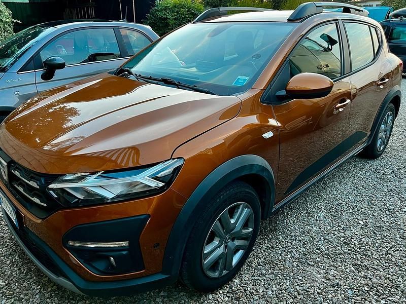 Arancione Usata 2022 Dacia Sandero Stepway Due volumi | 14.000 € (Buon prezzo) - Immagine 1/4