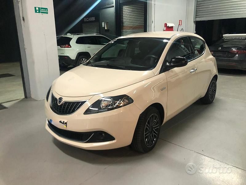 Usata Lancia Ypsilon Gold 69 CV (50 kW) 2022 Beige Utilitaria