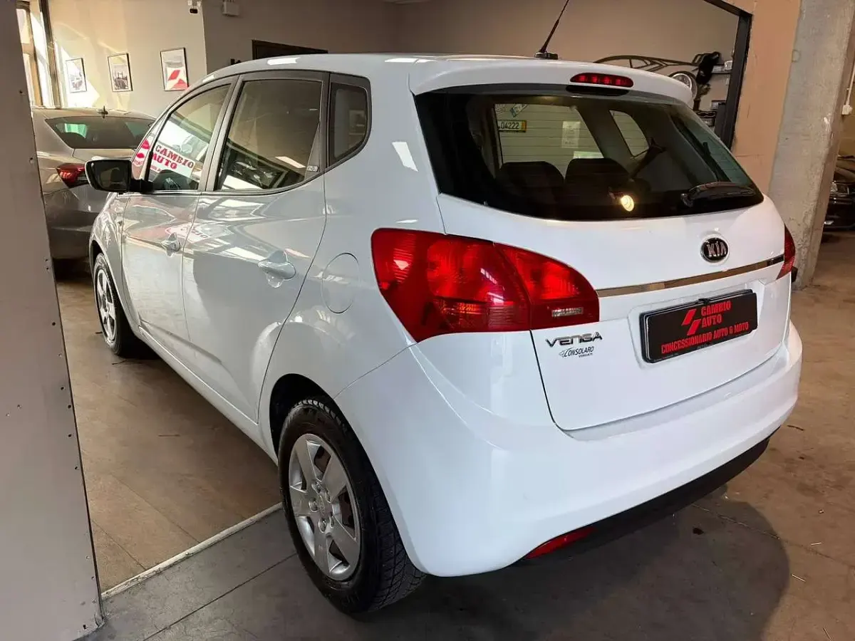 Usata Kia Venga 90 CV (66 kW) 2016 Bianco Utilitaria