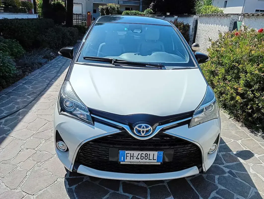 Usata Toyota Yaris Hybrid Edition 73 CV (53 kW) 2017 Bianco Berlina