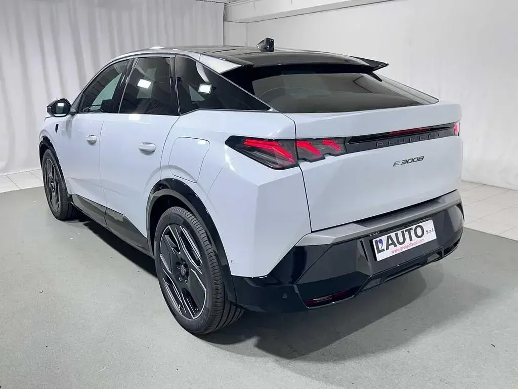 Usata Peugeot e-3008 GT 156 kW (213 CV) 2024 Bianco okenite SUV
