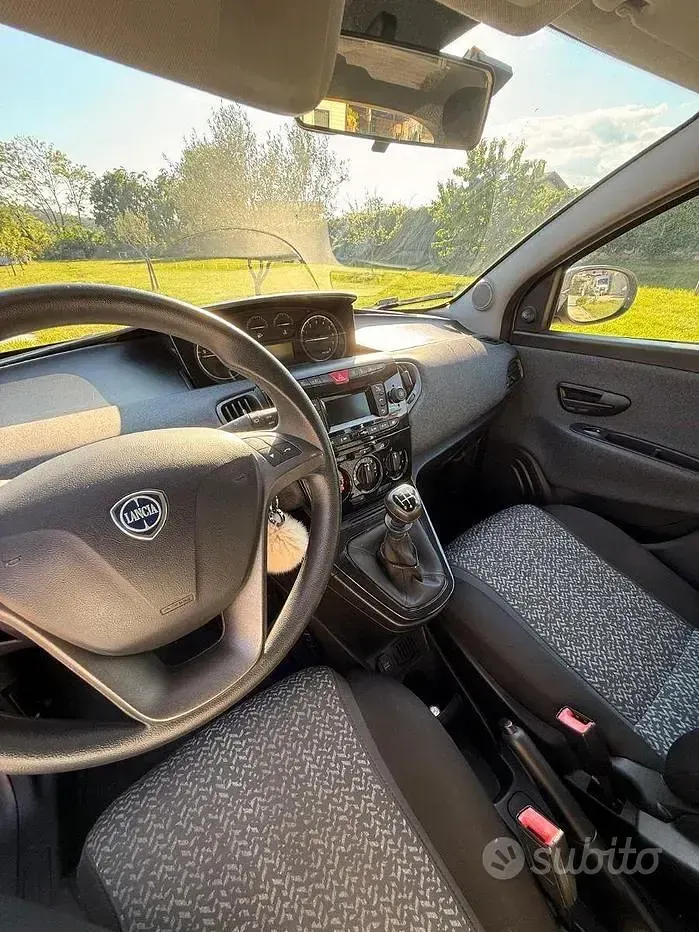 Usata Lancia Ypsilon 69 CV (50 kW) 2019 Grigio Utilitaria