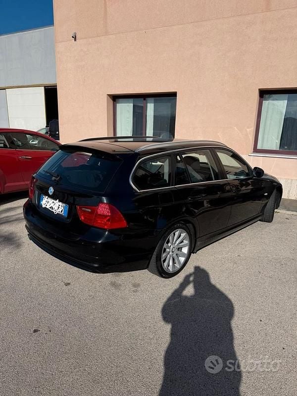 Begagnad BMW 320 184 HK (135 kW) 2010 Svart Kombi