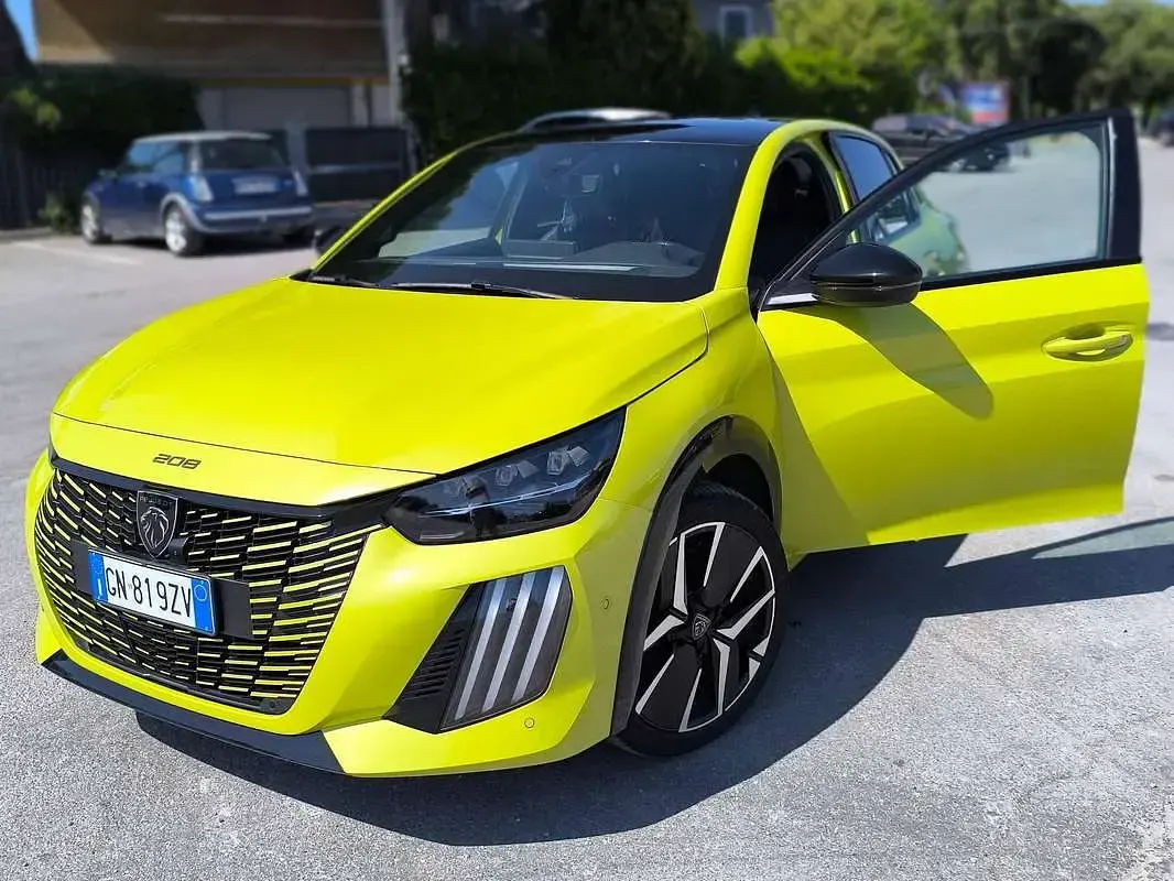 Usata Peugeot 208 GT 101 CV (74 kW) 2024 Giallo Utilitaria