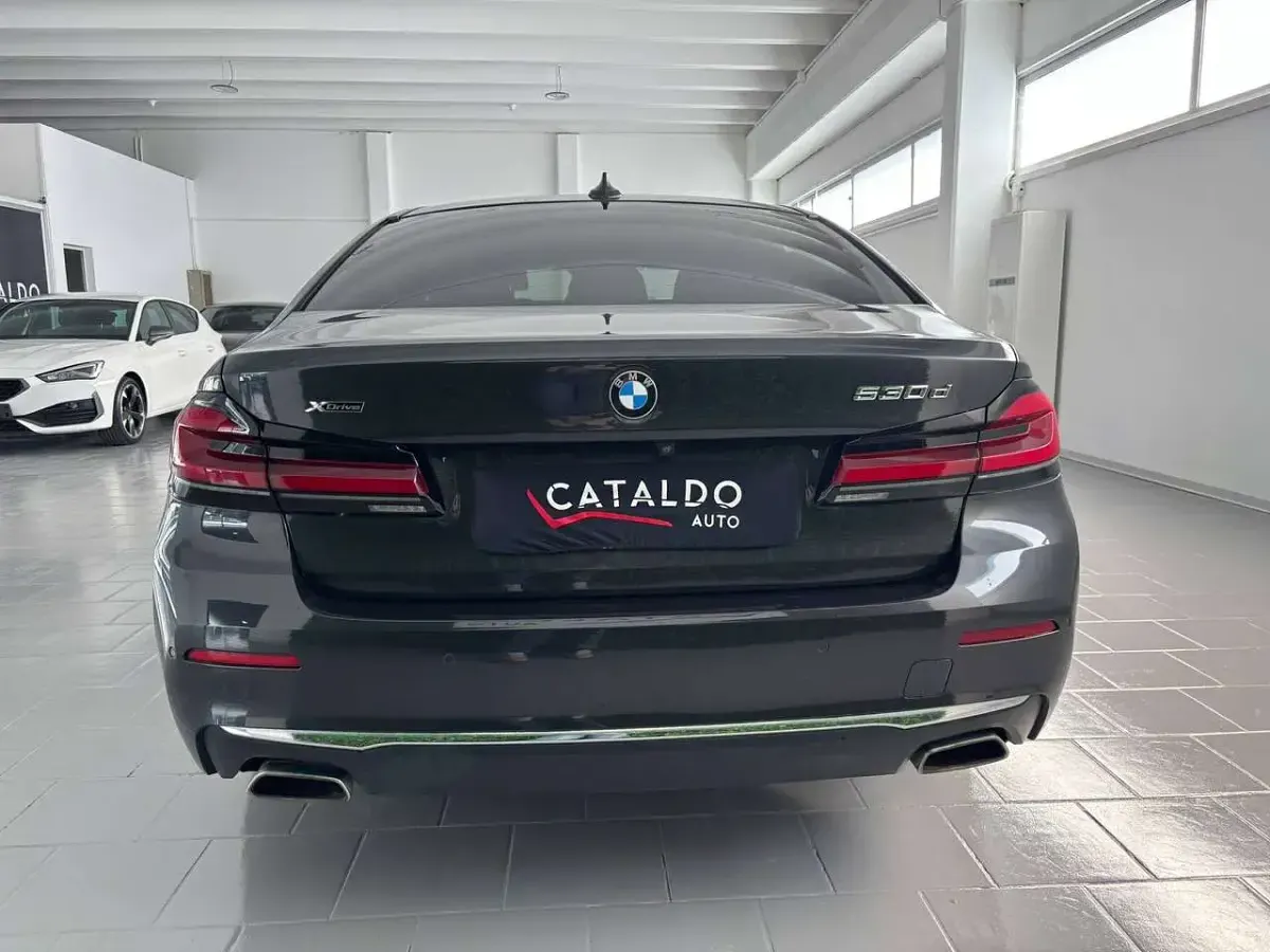 Usata BMW 530 Luxury Line 249 CV (183 kW) 2022 Sophisto grey Berlina