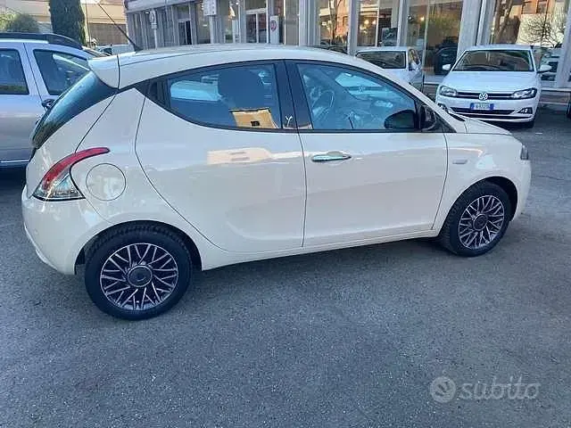 Usata Lancia Ypsilon Gold 69 CV (50 kW) 2016 Avorio chic Utilitaria