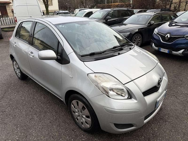 Usata Toyota Yaris Sol 101 CV (74 kW) 2009 Argento Utilitaria