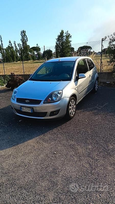 Usata Ford Fiesta 68 CV (50 kW) 2006 Grigio Utilitaria