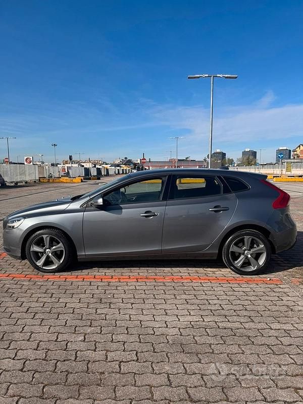 Usata Volvo V40 120 CV (88 kW) 2017 Grigio Berlina