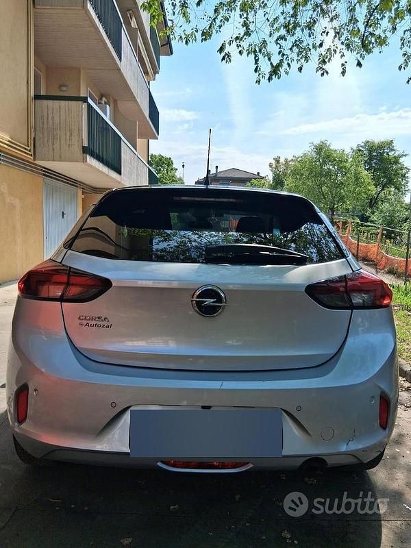 Usata Opel Corsa Design & Tech 100 CV (73 kW) 2022 Grigio Utilitaria