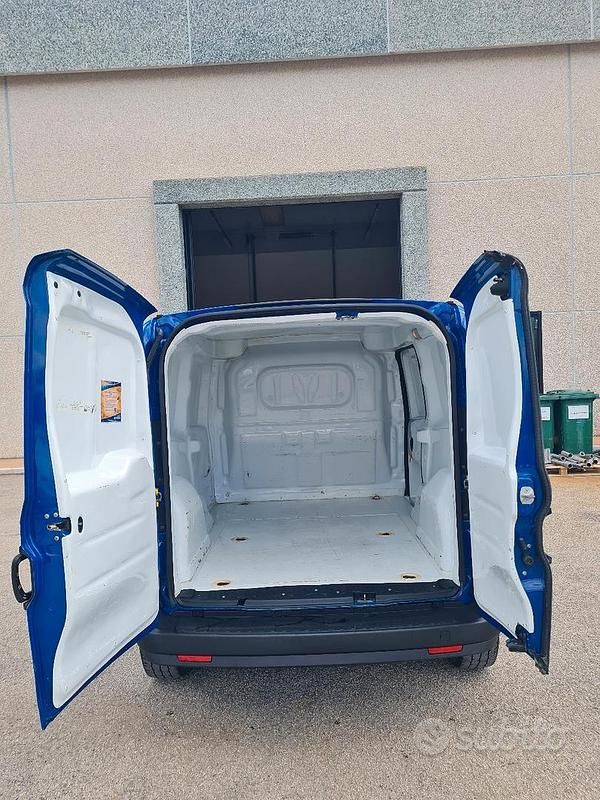 Usata Fiat Doblò 75 CV (55 kW) 2010 Blu Monovolume