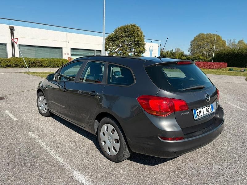 Usata Opel Astra 110 CV (80 kW) 2011 Station wagon