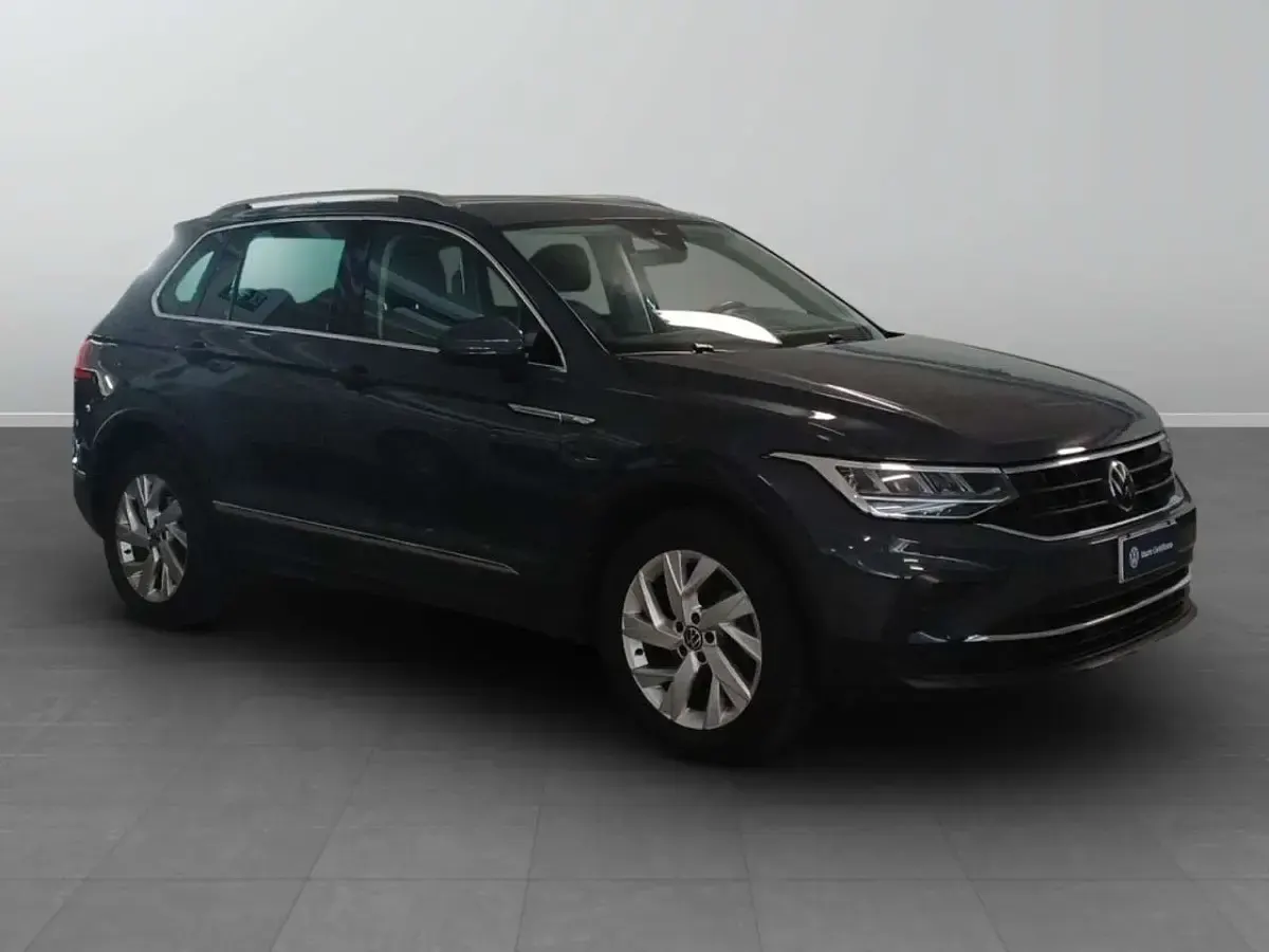 Usata VW Tiguan Life 150 CV (110 kW) 2022 B0 dolphin grey metallizzato SUV
