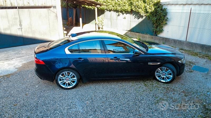 Usata Jaguar XE Prestige 180 CV (132 kW) 2017 Blu Berlina