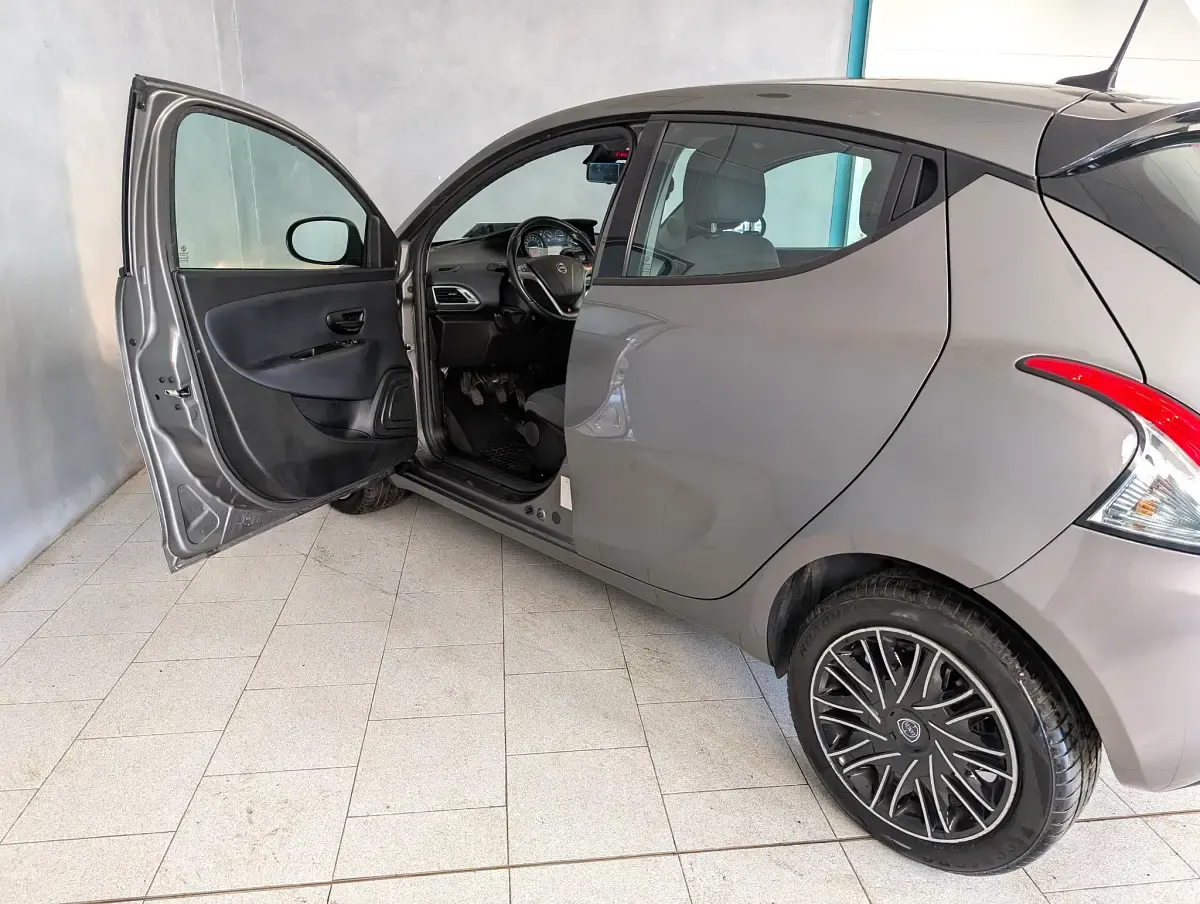 Usata Lancia Ypsilon Gold 70 CV (51 kW) 2023 Grigio Utilitaria
