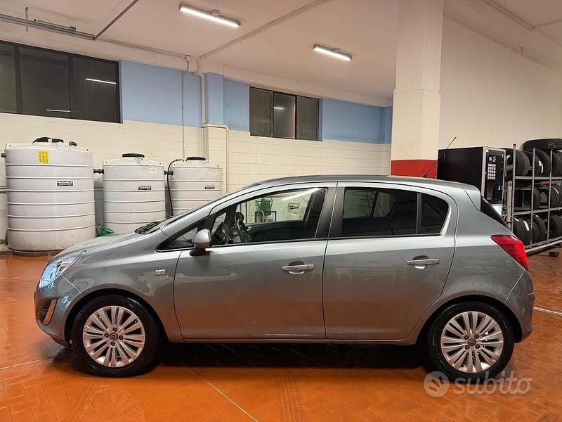 Usata Opel Corsa Cosmo 75 CV (55 kW) 2011 Grigio Utilitaria