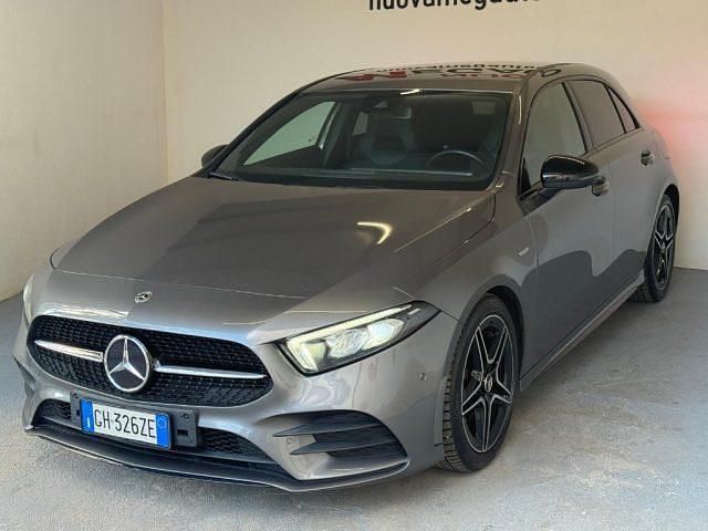 Usata Mercedes A180 AMG line 116 CV (85 kW) 2022 Grigio Berlina