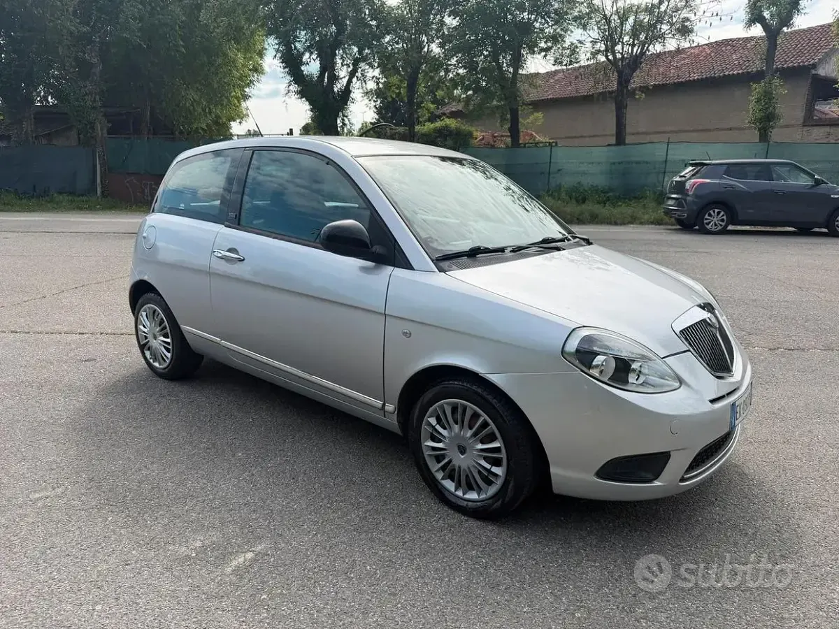 Usata Lancia Ypsilon 69 CV (50 kW) 2011 Grigio Utilitaria