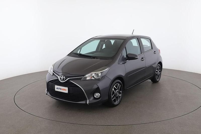 Grigio Usata 2015 Toyota Yaris Active Tre volumi | 8899 € (Buon prezzo) - Immagine 1/3