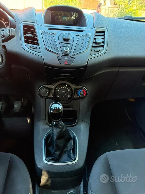 Usata Ford Fiesta 80 CV (58 kW) 2014 Bianco Utilitaria