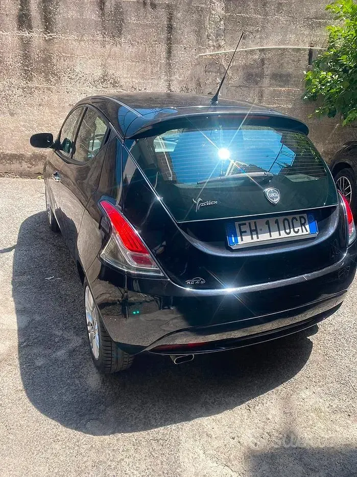 Usata Lancia Ypsilon 69 CV (50 kW) 2014 Nero Utilitaria