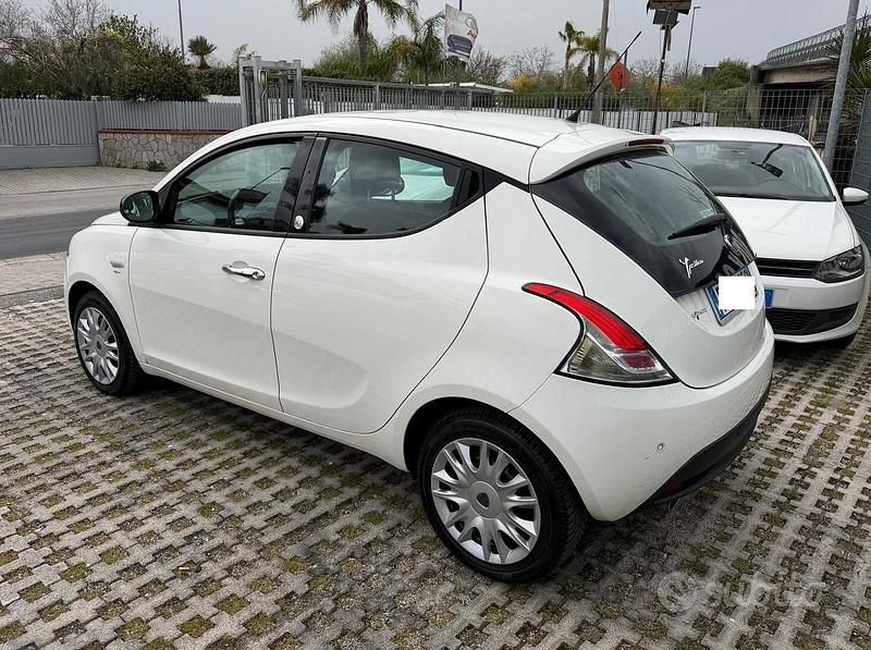Usata Lancia Ypsilon Silver 69 CV (50 kW) 2015 Bianco Utilitaria