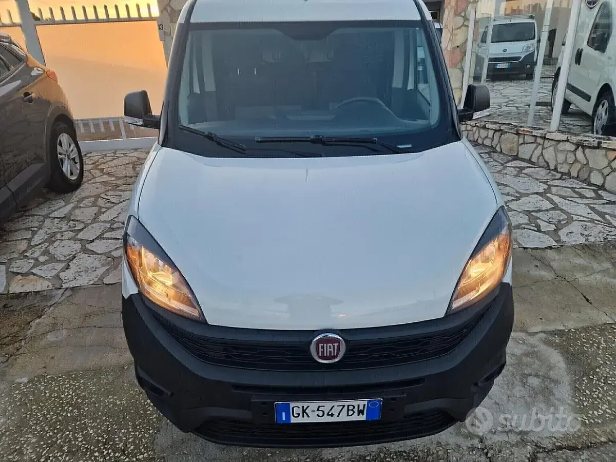 Usata Fiat Doblò Lounge 105 CV (77 kW) 2022 Bianco Monovolume