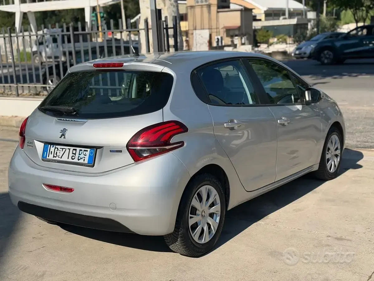 Usata Peugeot 208 Active 82 CV (60 kW) 2016 Grigio Utilitaria