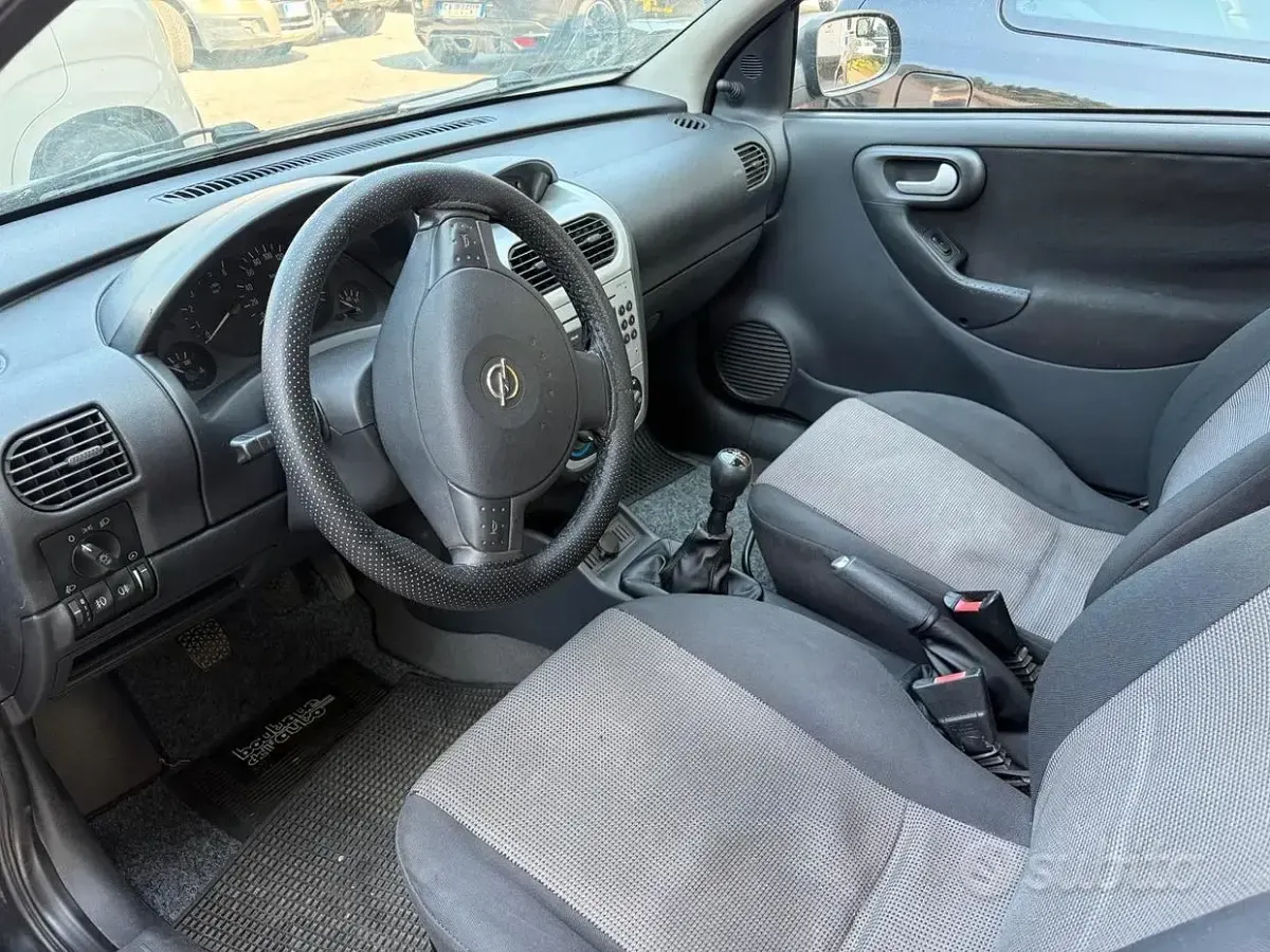 Usata Opel Corsa 69 CV (50 kW) 2004 Nero Utilitaria