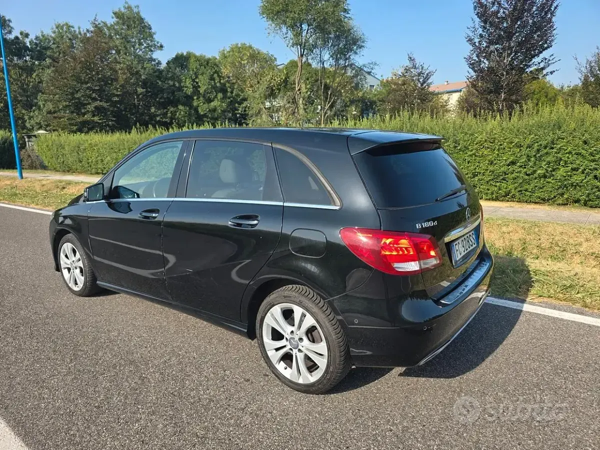 Usata Mercedes B180 109 CV (80 kW) 2017 Nero Utilitaria