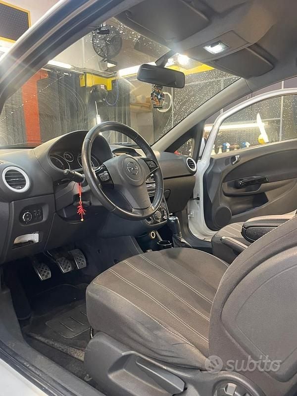 Usata Opel Corsa 75 CV (55 kW) 2012 Bianco Coupé