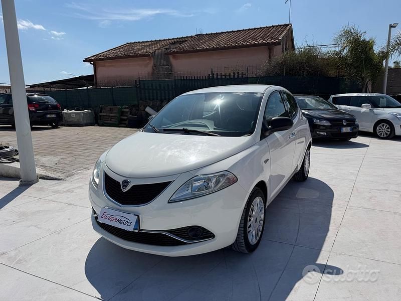 Usata Lancia Ypsilon Platinum 69 CV (50 kW) 2015 Bianco Utilitaria
