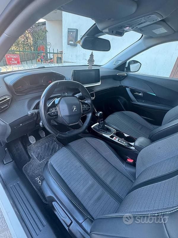 Usata Peugeot 2008 Allure 102 CV (75 kW) 2021 Bianco SUV