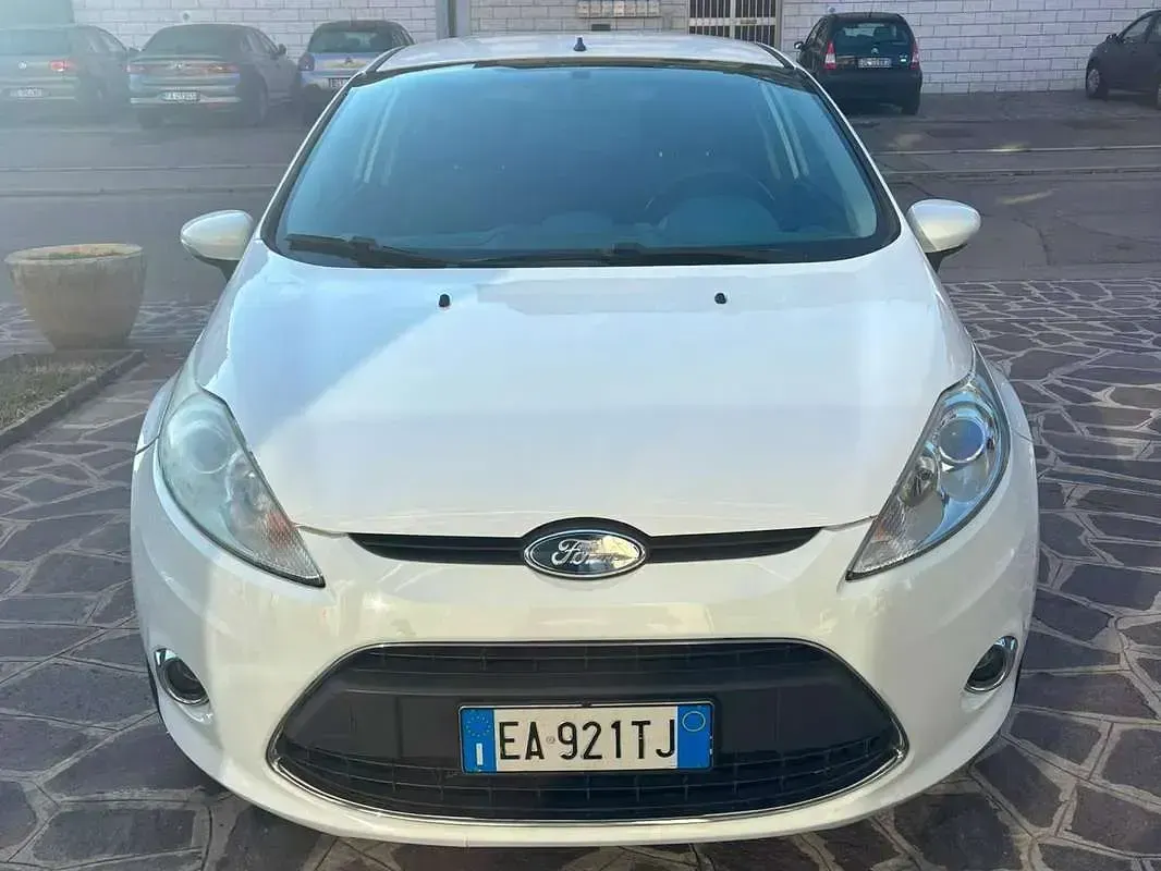 Usata Ford Fiesta Titanium 82 CV (60 kW) 2010 Bianco Berlina