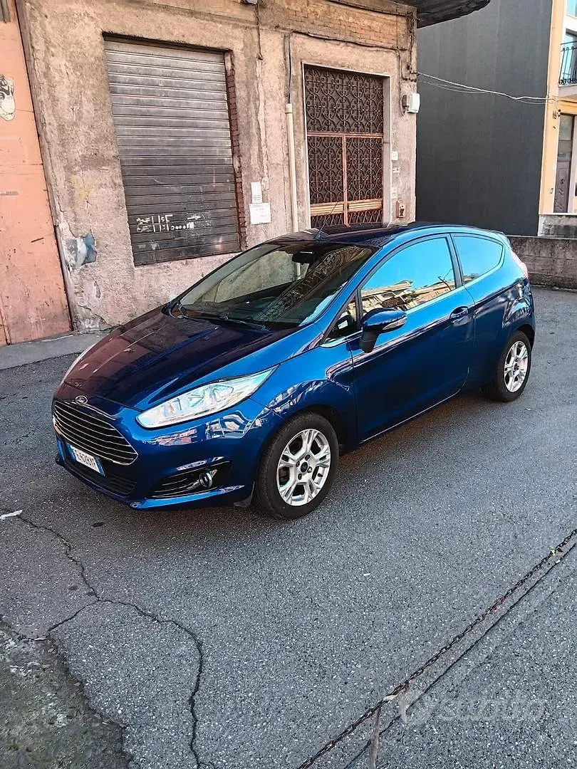 Usado Ford Fiesta Titanium 75 HP (55 kW) 2016 Azul Sedan