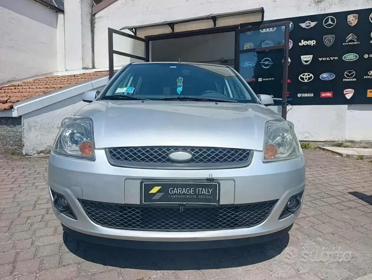 Usata Ford Fiesta Titanium 75 CV (55 kW) 2006 Grigio Utilitaria