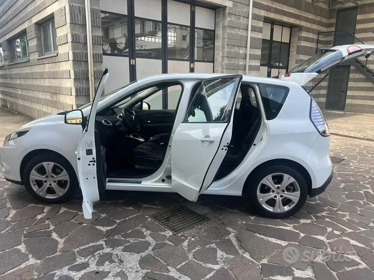 Usata Renault Scénic Dynamique 130 CV (95 kW) 2011 Bianco Monovolume