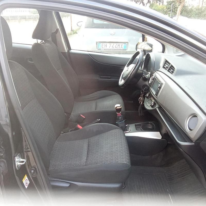 Usata Toyota Yaris Lounge 99 CV (72 kW) 2014 Nero Utilitaria