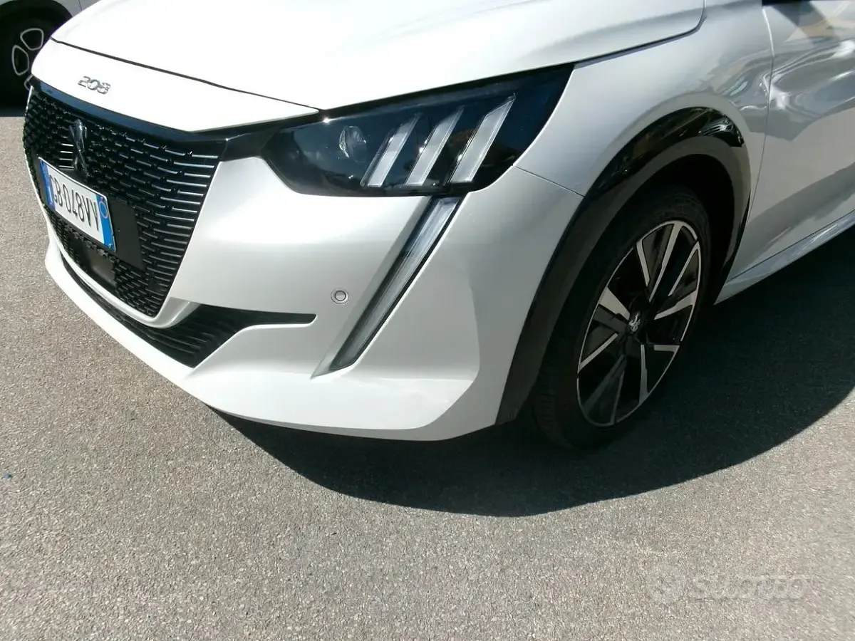 Usata Peugeot 208 GT-line 101 CV (74 kW) 2020 Bianco Utilitaria