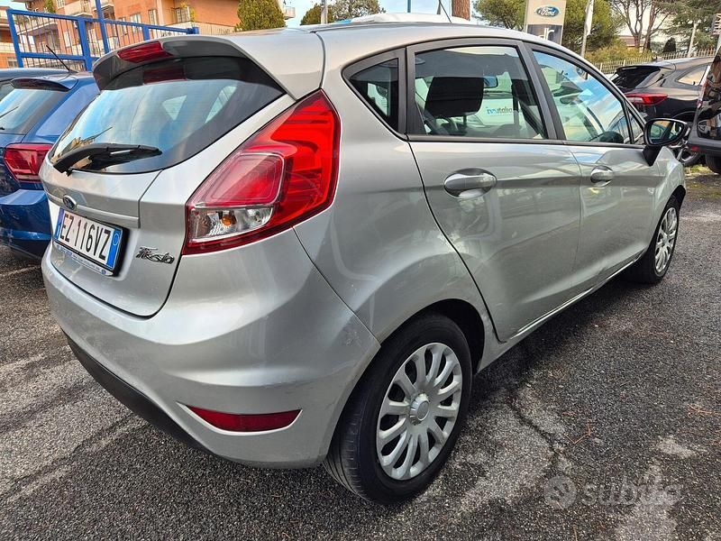 Usata Ford Fiesta 60 CV (44 kW) 2015 Grigio Utilitaria