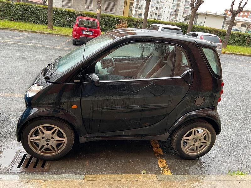 Usata Smart ForTwo Coupé Pure 50 CV (36 kW) 2006 Nero Utilitaria