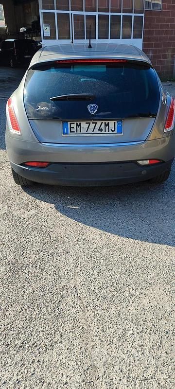 Usata Lancia Delta 120 CV (88 kW) 2012 Grigio Utilitaria