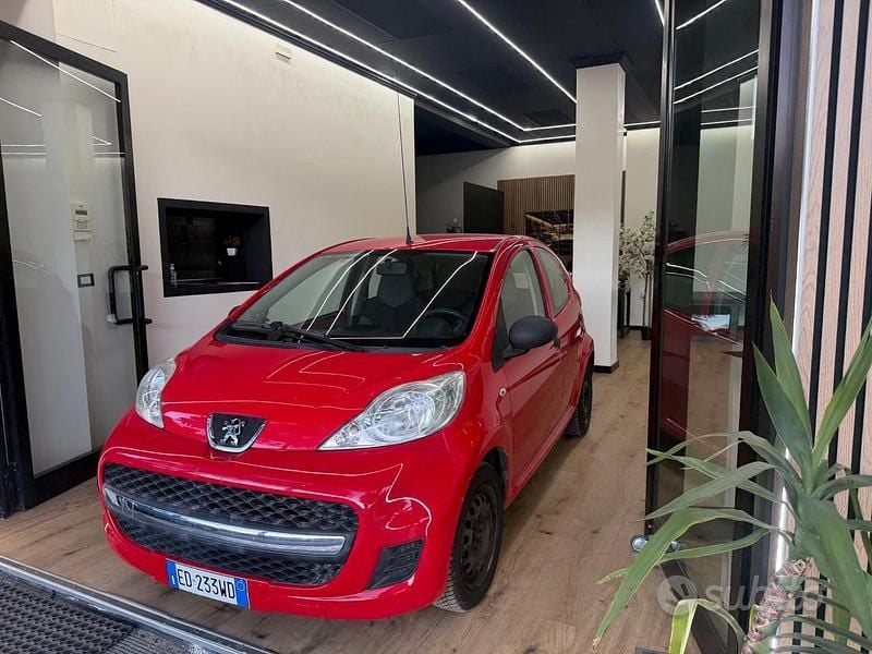Usata Peugeot 107 68 CV (50 kW) 2010 Rosso Utilitaria