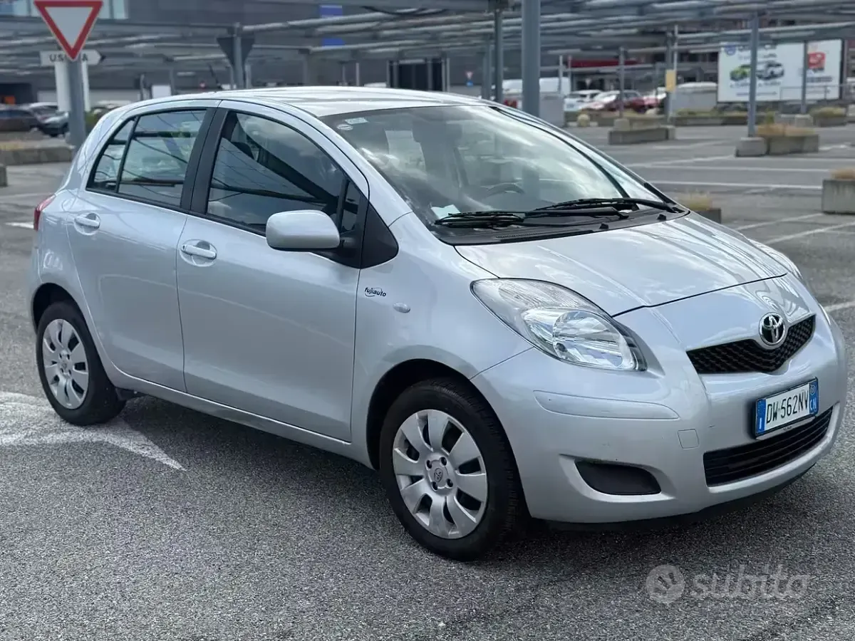 Usata Toyota Yaris Luxury 69 CV (50 kW) 2009 Grigio Utilitaria