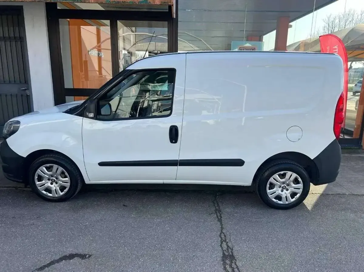 Usata Fiat Doblò Lounge 95 CV (69 kW) 2021 Bianco Monovolume