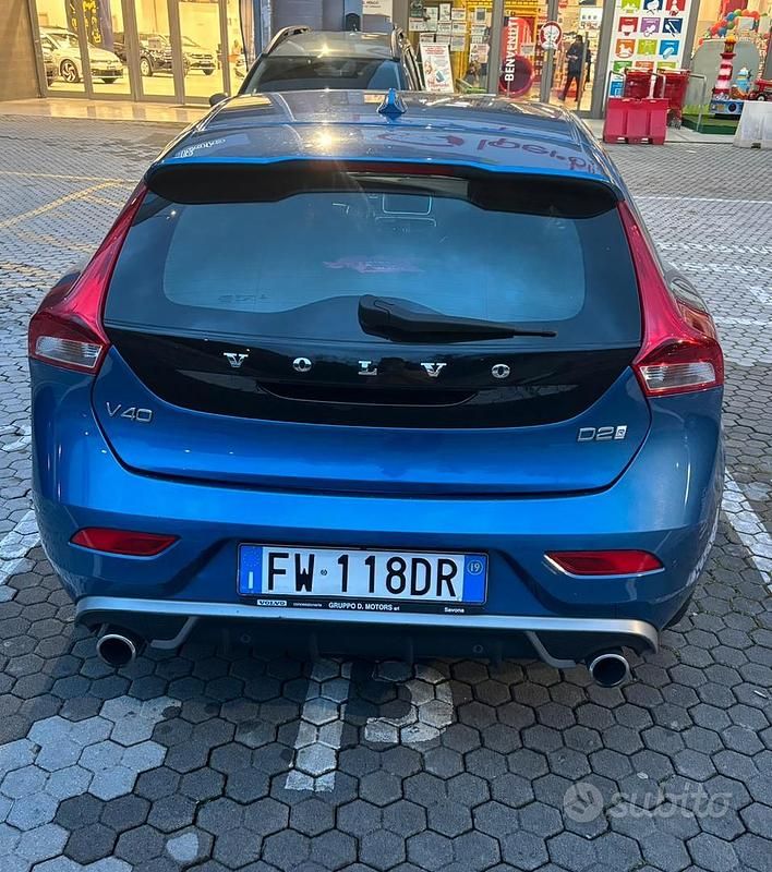 Usata Volvo V40 R-Design 120 CV (88 kW) 2019 Blu Berlina