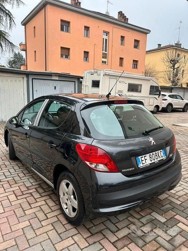 Usata Peugeot 207 70 CV (51 kW) 2011 Utilitaria