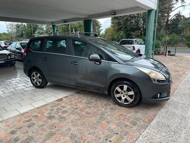 Usata Peugeot 5008 110 CV (80 kW) 2010 Grigio Monovolume